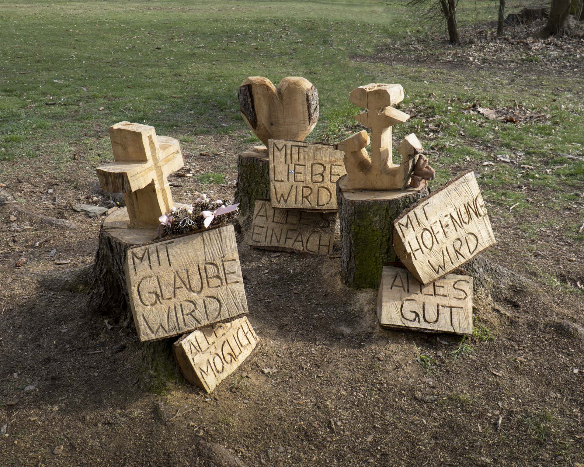 Holzskulpturen mit Aufschriften