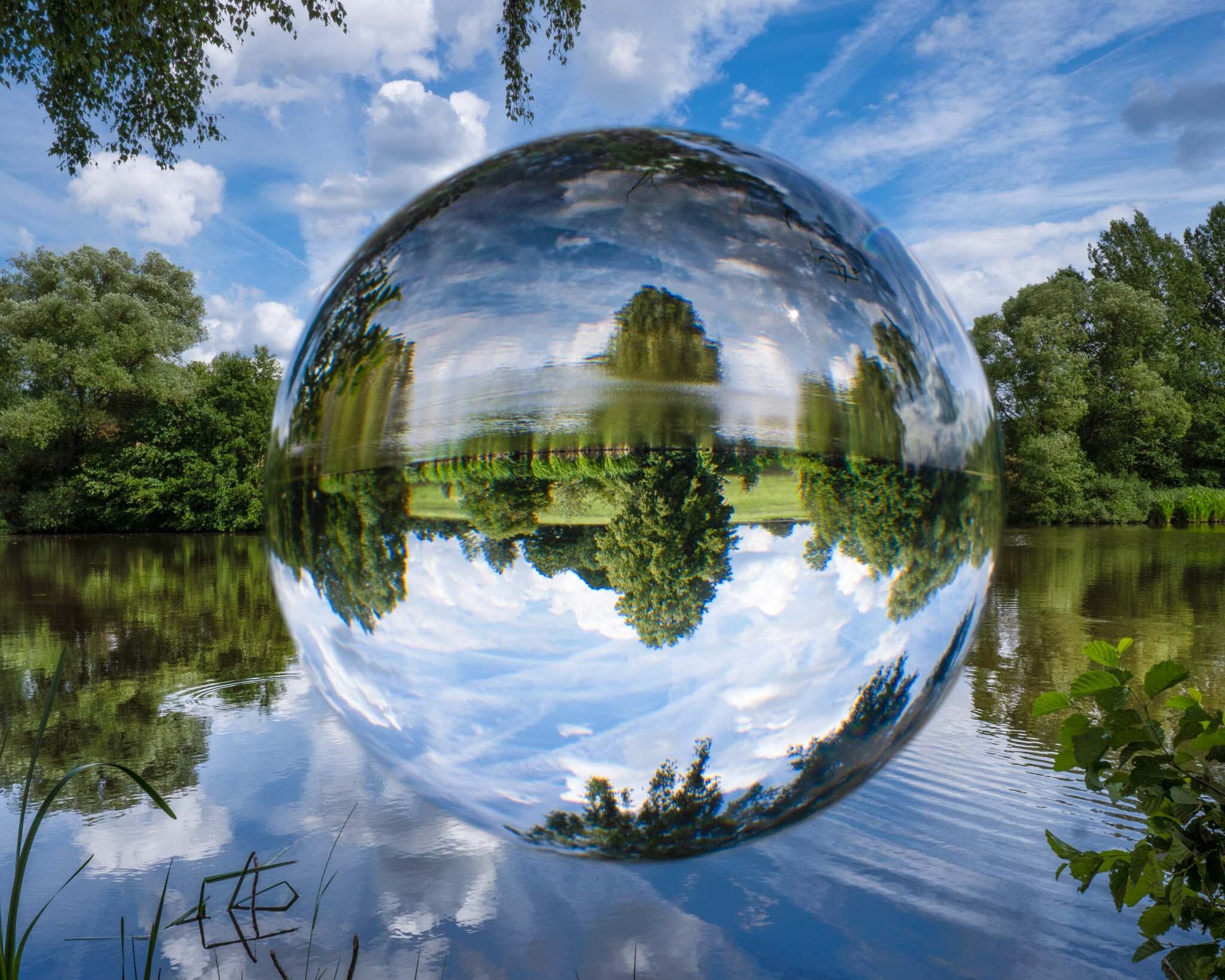 Blick über einen See, betrachtet durch eine Glaskugel