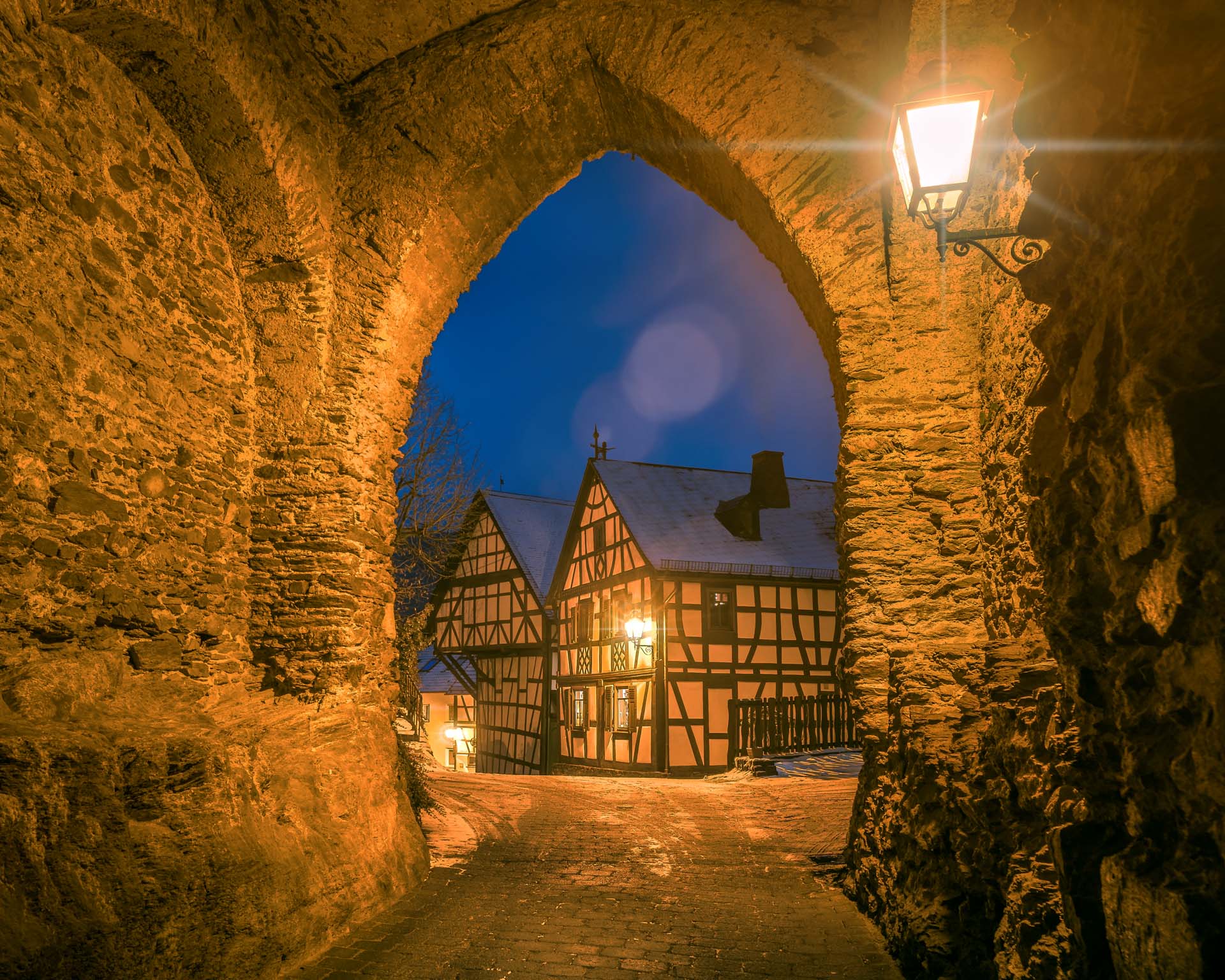 Ehemaliges Stadttor mir Durchblick auf Fachwerkhäuser, gesehen in Altweilnau