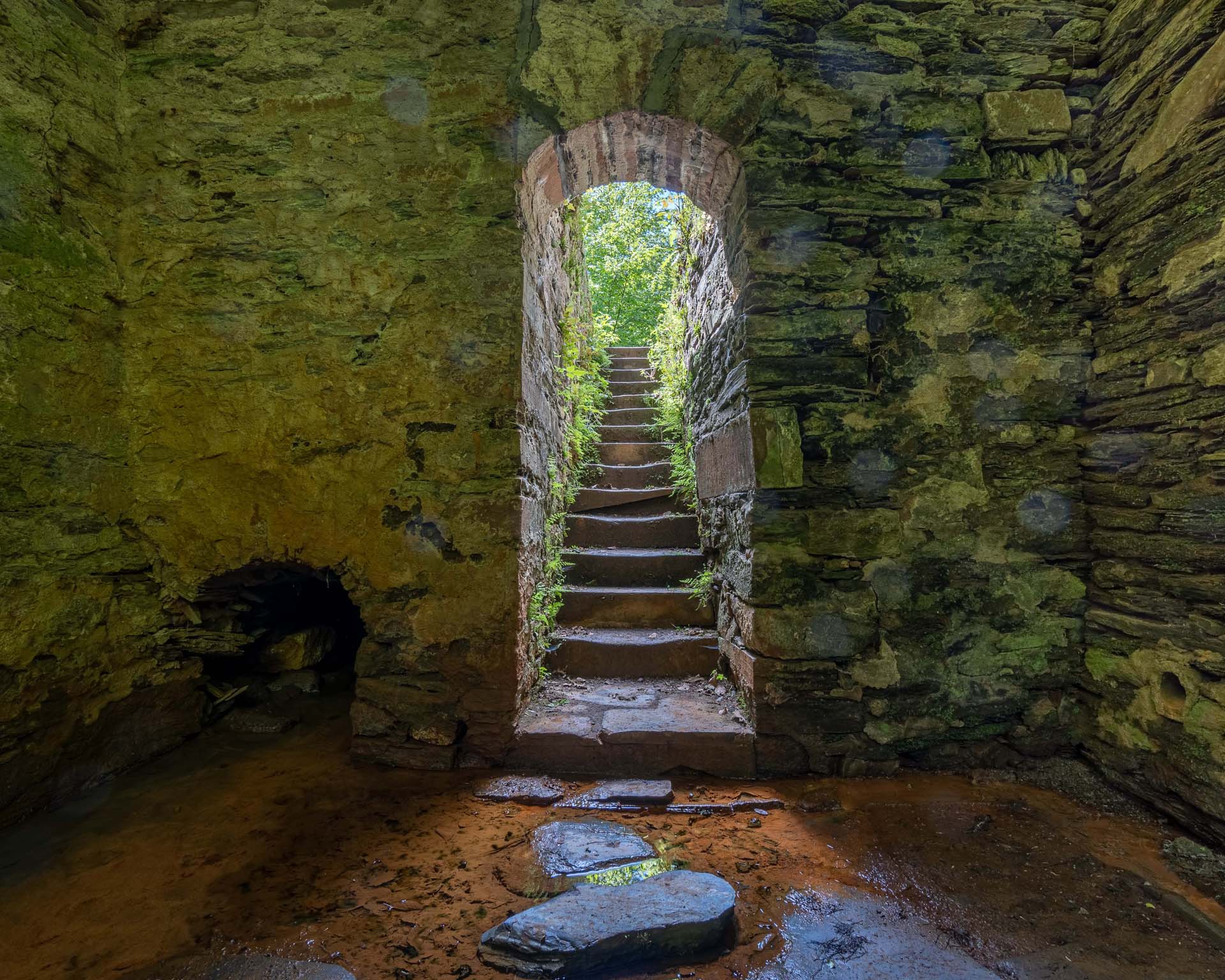 Steinerne Treppe, die aus einem Verlies herausführt