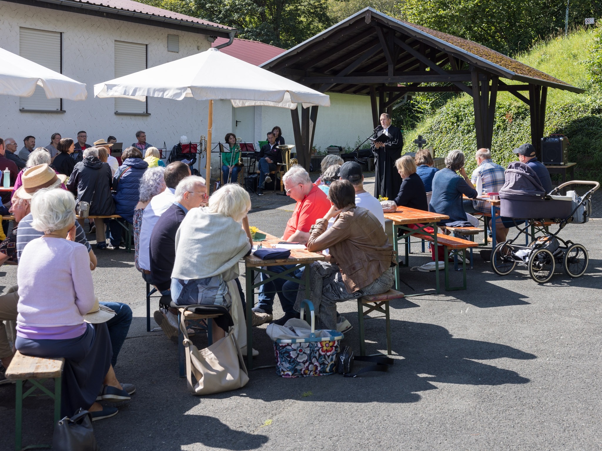 Kirchengemeinden sind zum Schützenhausgottesdienst versammelt