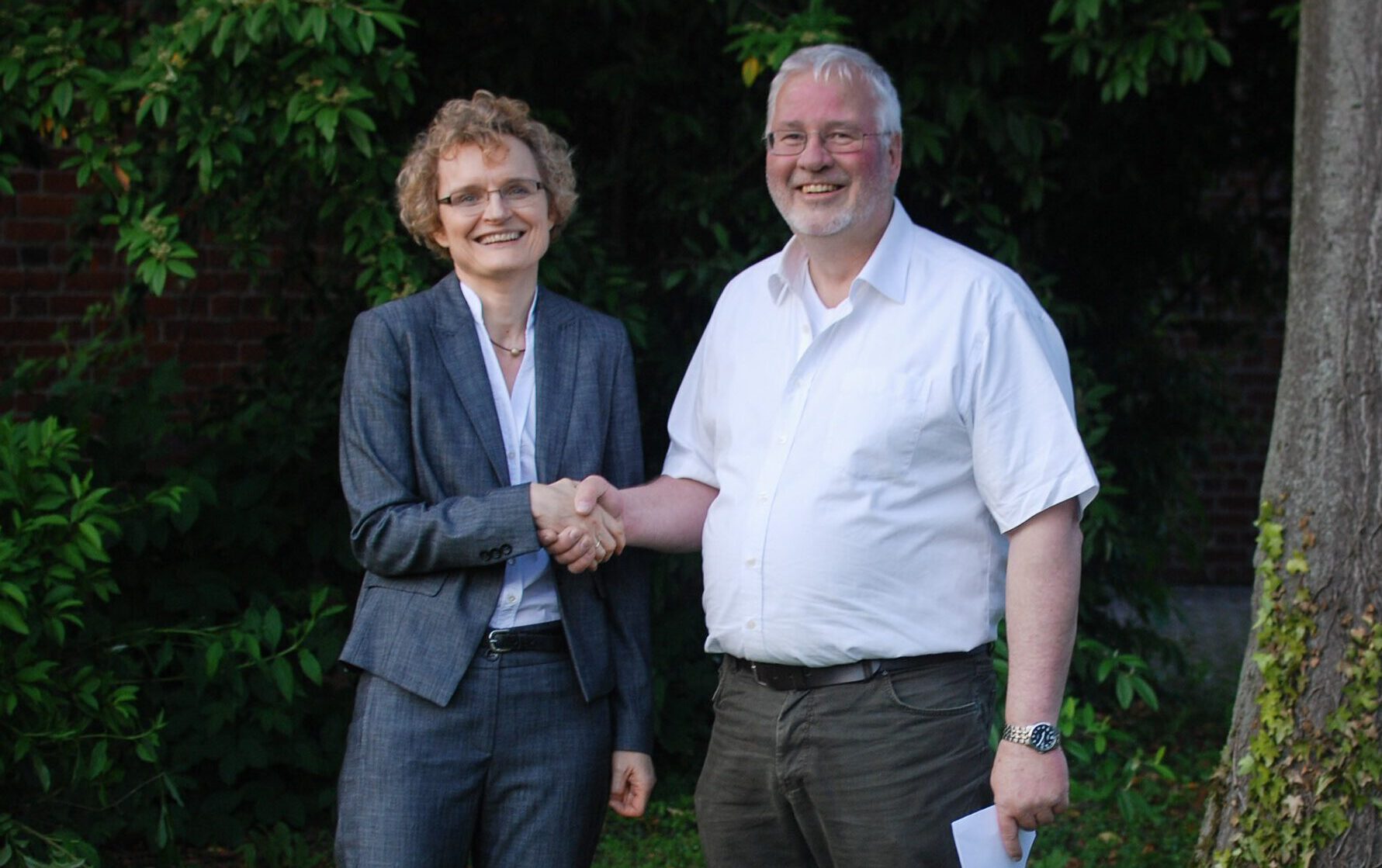 Singende Menschen im Chor in einem Kirchenraum