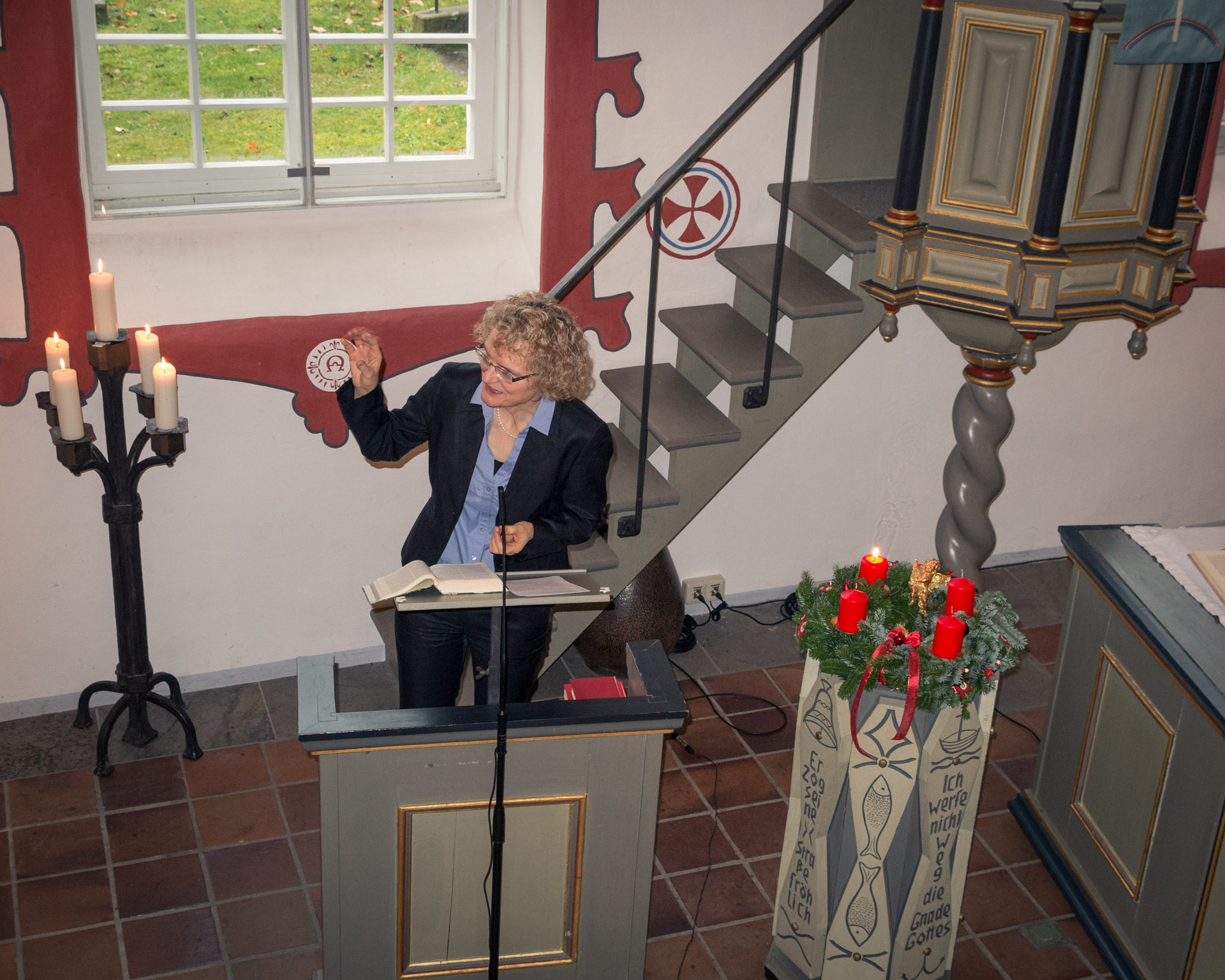 Singende Menschen im Chor in einem Kirchenraum