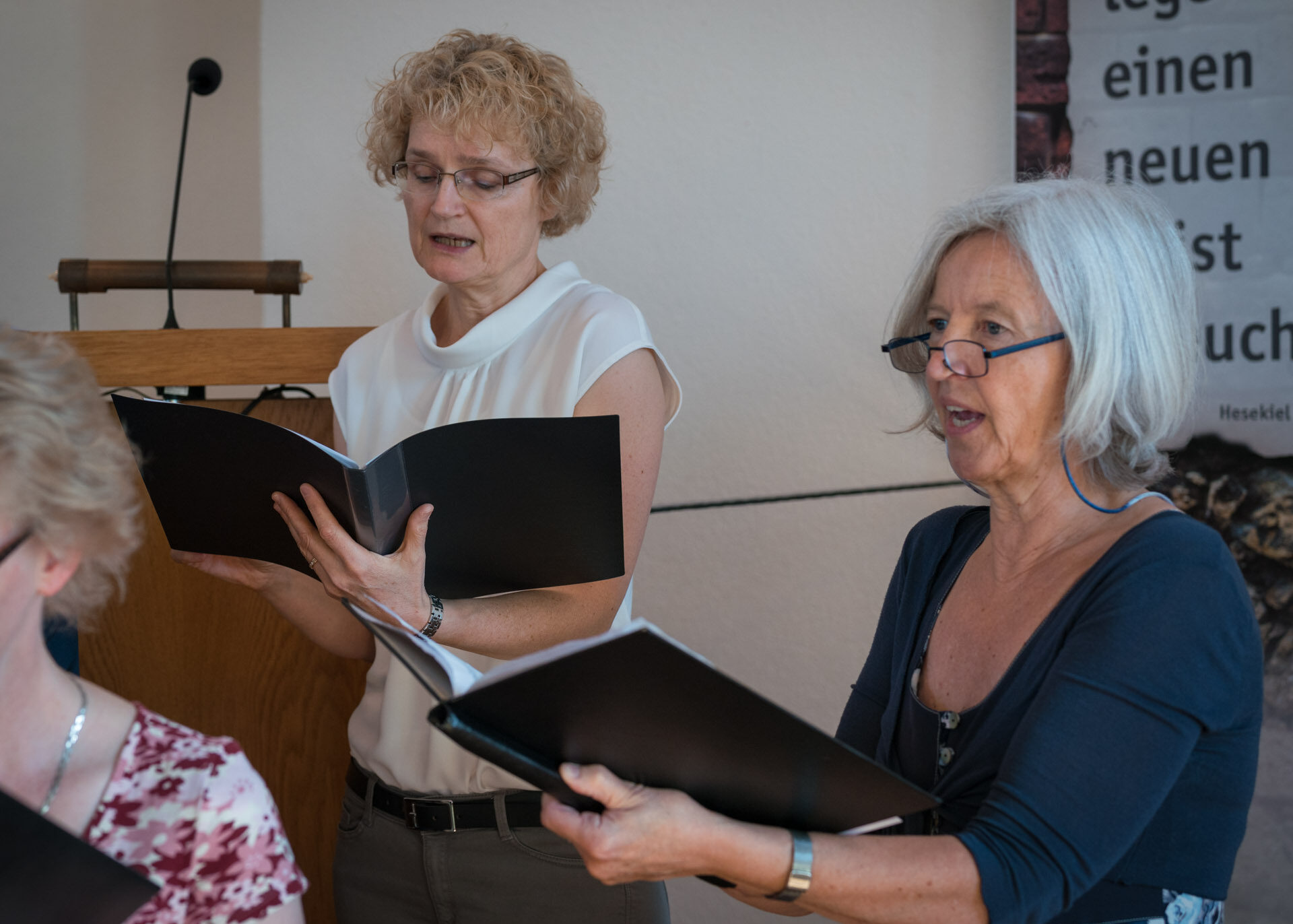 Diskutierende Menschen in einem Raum