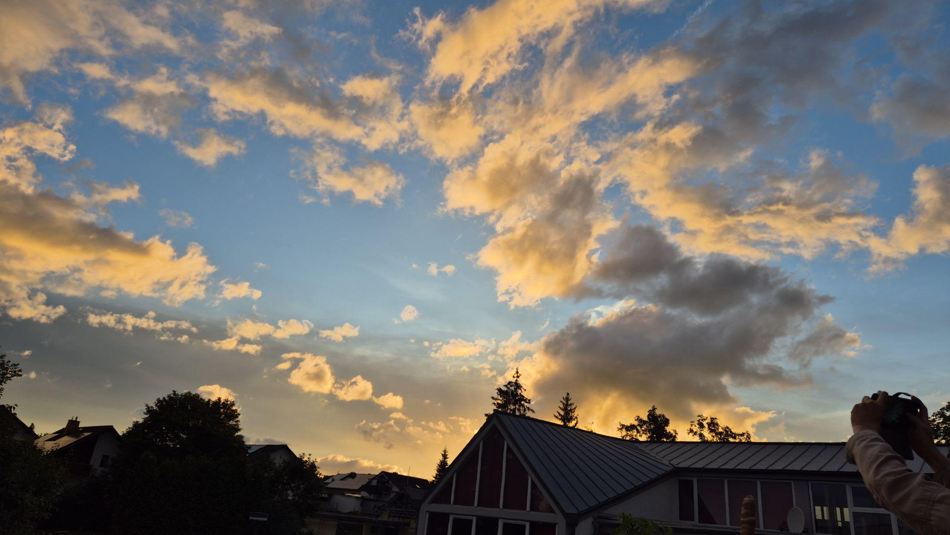 Blick nach oben zum Himmel bei Sonnenuntergang