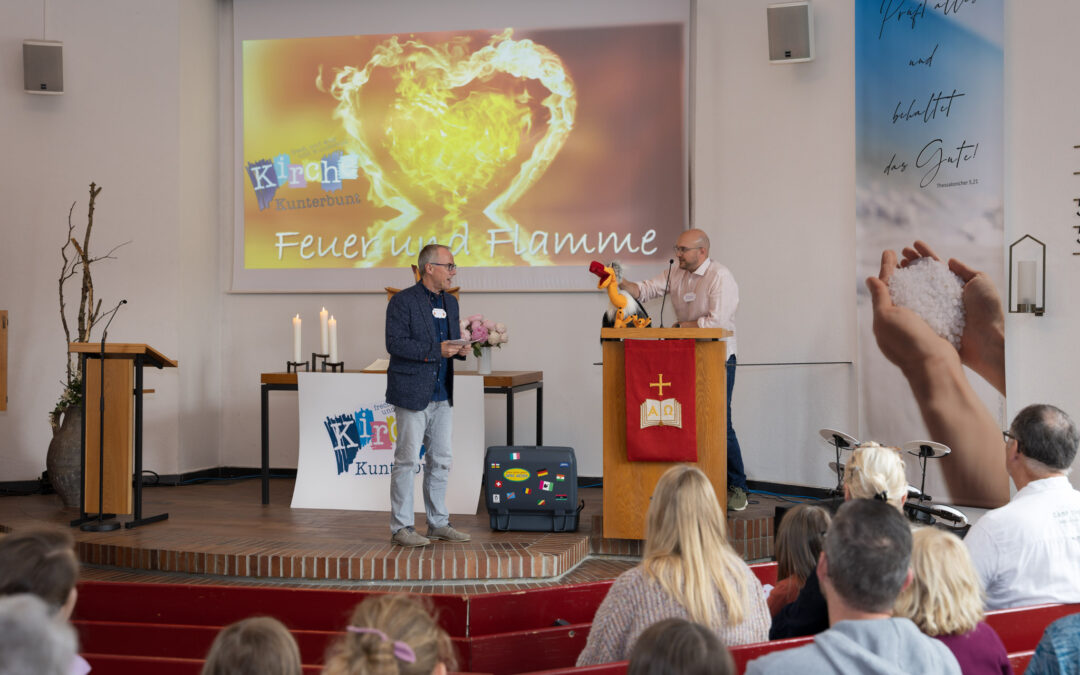 Feuer und Flamme in der Kirche Kunterbunt